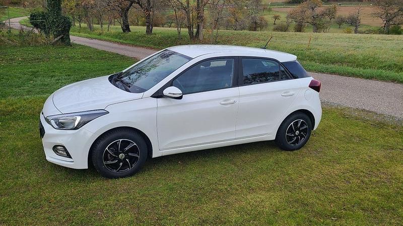 Weiß Gebraucht 2019 Hyundai i20 Trend Limousine | 9.150 € (Guter Preis) - Bild 1/4