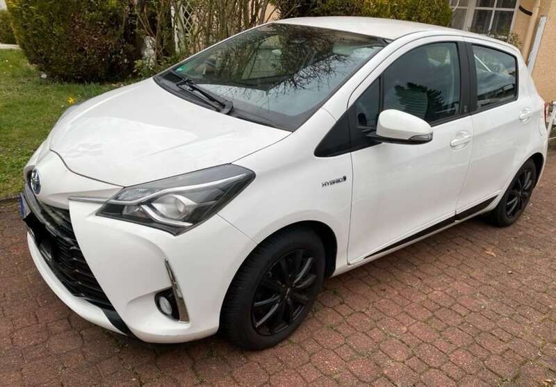 Weiß Gebraucht 2018 Toyota Yaris Hybrid Team Limousine | 16.499 € (Fairer Preis) - Bild 1/3