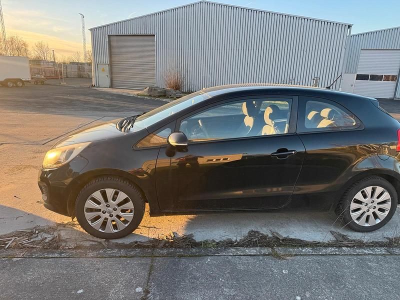 Gebraucht Kia Rio 75 PS (55 kW) 2012 Schwarz Kleinwagen