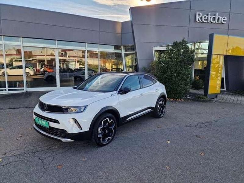 Arktisweiss (weiß) Gebraucht 2023 Opel Mokka-e Ultimate SUV | 22.990 € (Fairer Preis) - Bild 1/4