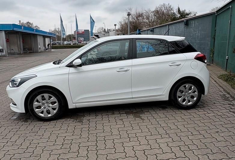 Gebraucht Hyundai i20 75 PS (55 kW) 2017 Weiß Kleinwagen