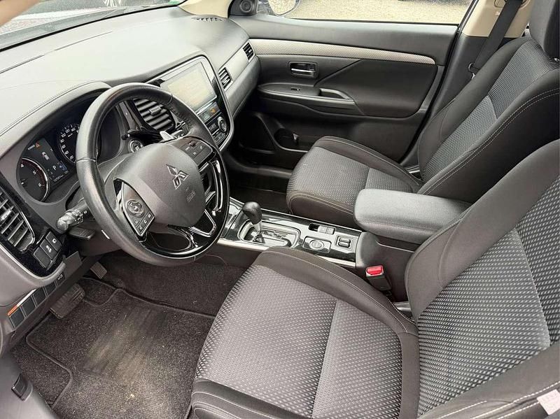 Gebraucht Mitsubishi Outlander Edition 150 PS (110 kW) 2017 Platinumgrau (m) SUV