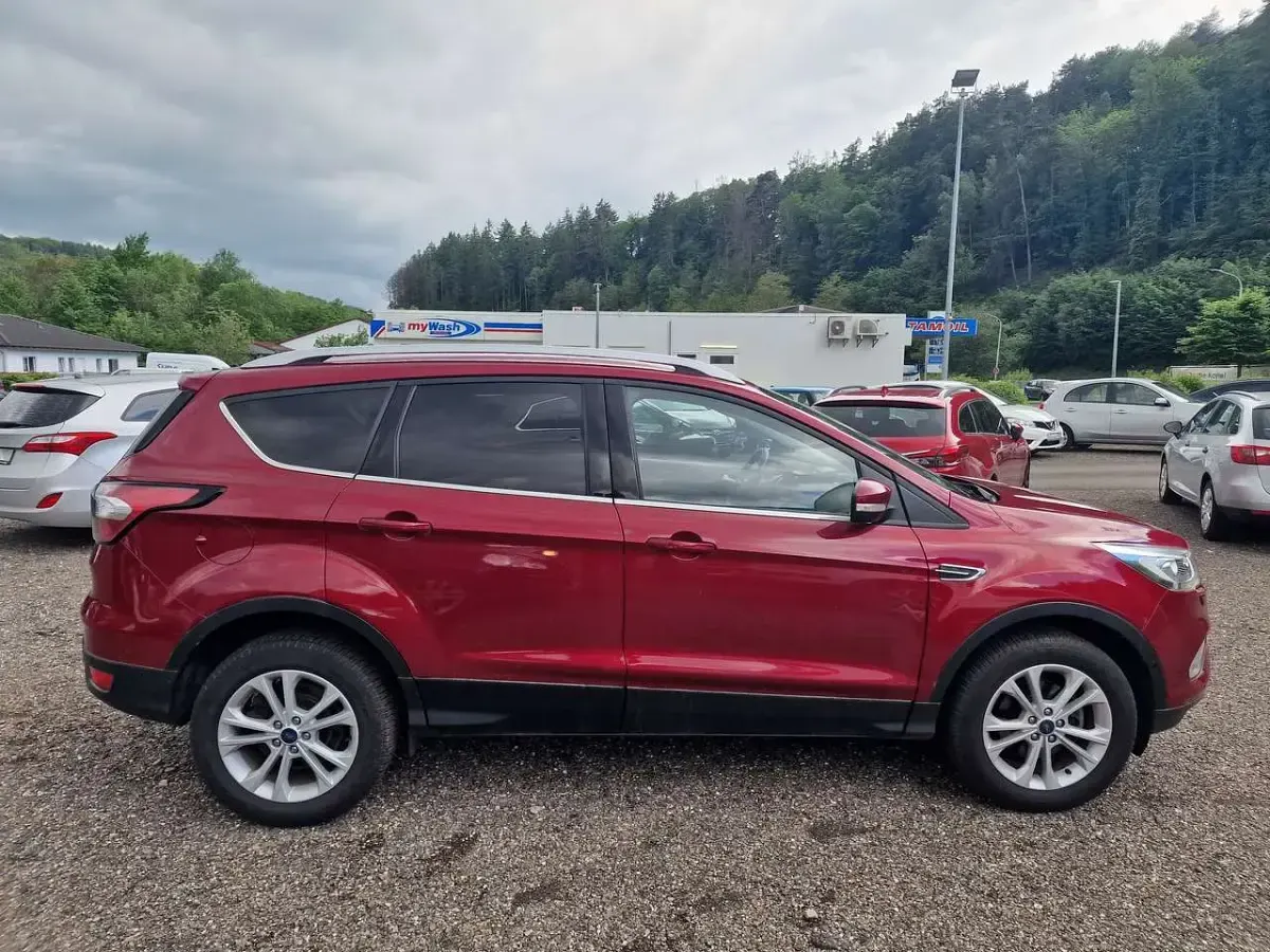 Gebraucht Ford Kuga Titanium 150 PS (110 kW) 2017 Rubyrot (metallic) SUV
