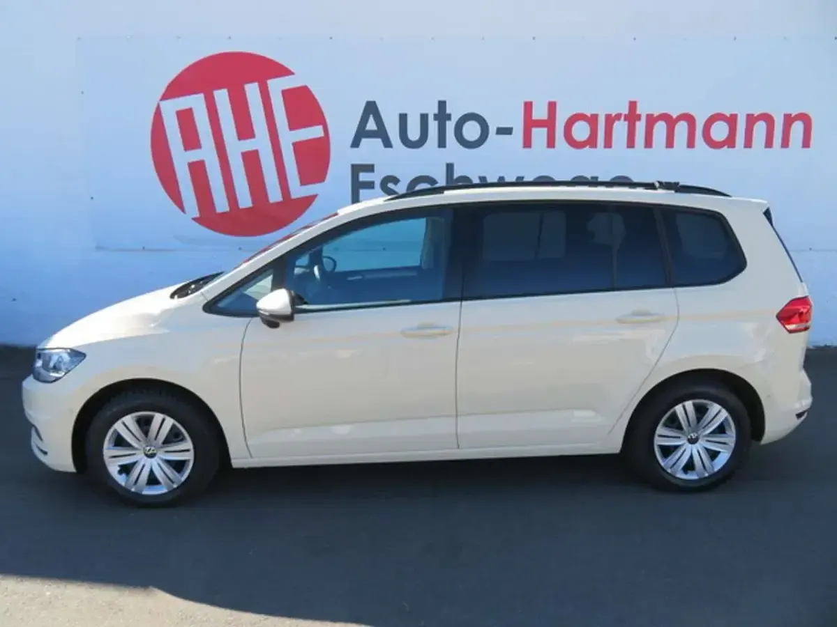 Gebraucht VW Touran Trendline 150 PS (110 kW) 2025 Beige Van / Kleinbus