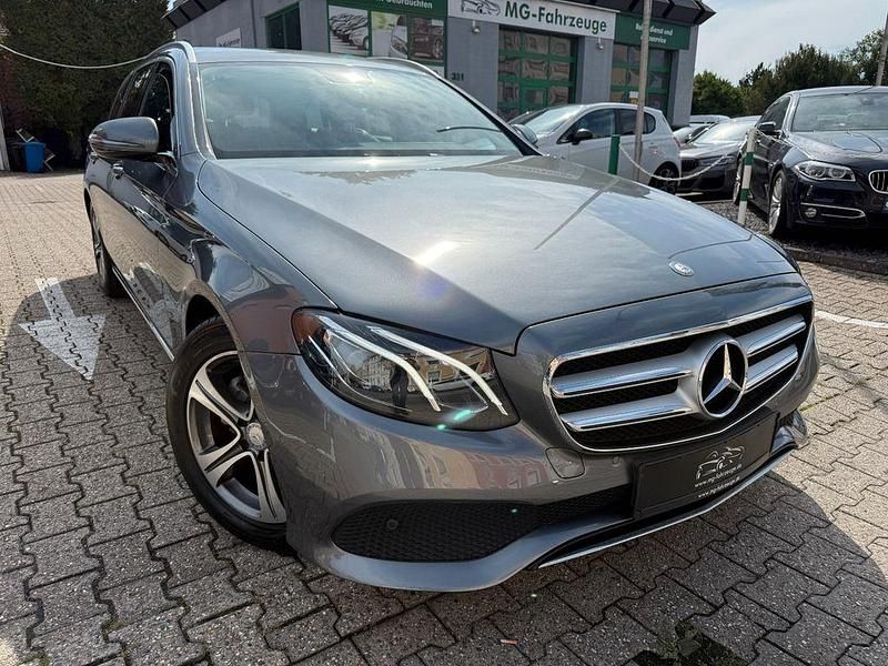 Grau Gebraucht 2017 Mercedes E200 Avantgarde Limousine | 25.849 € (Fairer Preis) - Bild 1/4