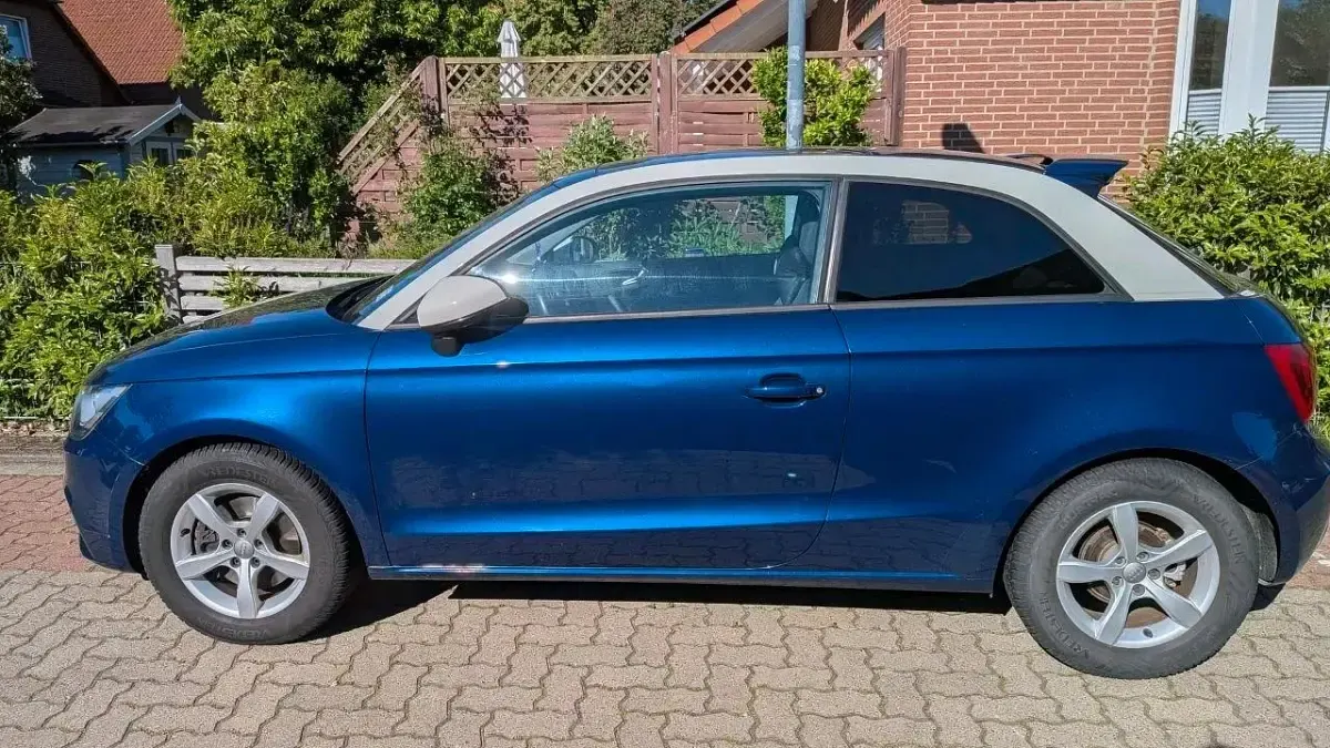 Gebraucht Audi A1 Competition 105 PS (77 kW) 2012 Blau Kleinwagen