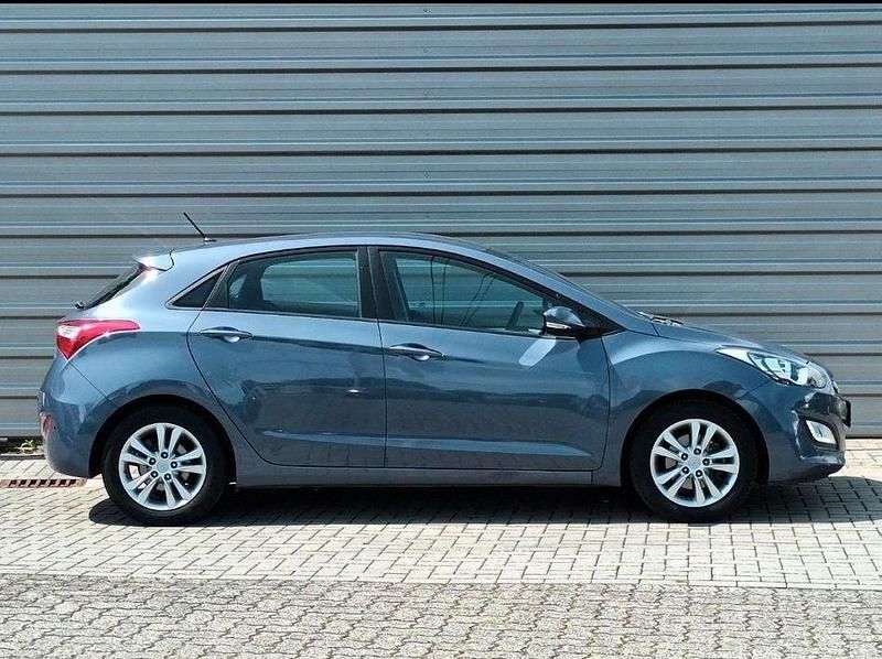 Gebraucht Hyundai i30 99 PS (72 kW) 2012 Blau Limousine
