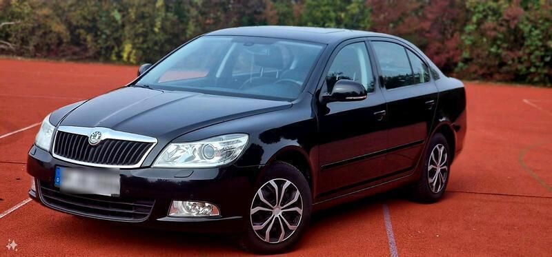Schwarz Gebraucht 2013 Skoda Octavia Limousine | 5.500 € - Bild 1/4