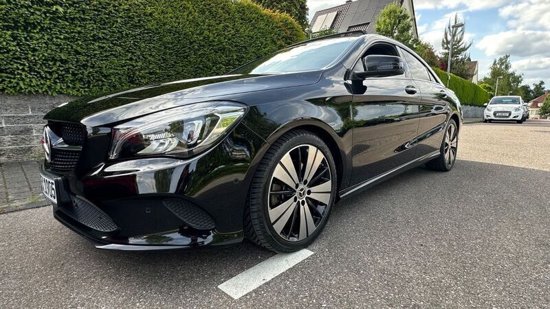 Schwarz Gebraucht 2017 Mercedes CLA250 Limousine | 24.500 € (Teuer) - Bild 1/4
