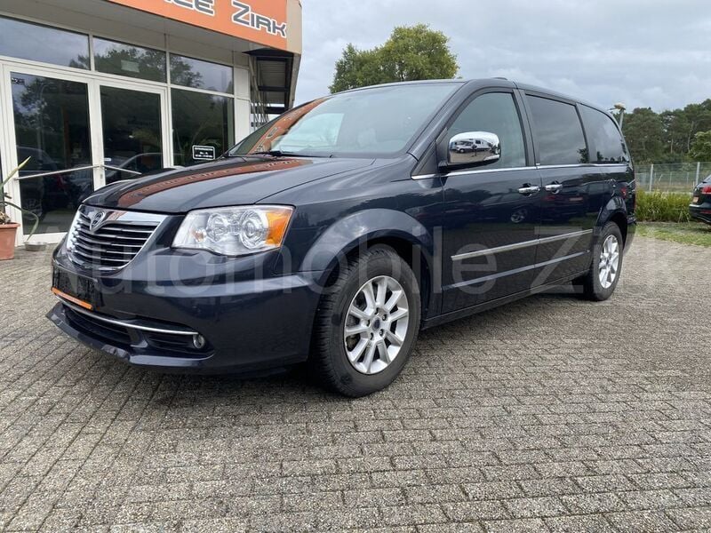 Blau Gebraucht 2014 Lancia Voyager Van / Kleinbus | 14.790 € (Fairer Preis) - Bild 1/4