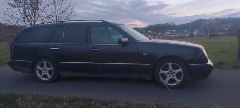 Gebraucht Mercedes E200 136 PS (100 kW) 1997 Violet Kombi