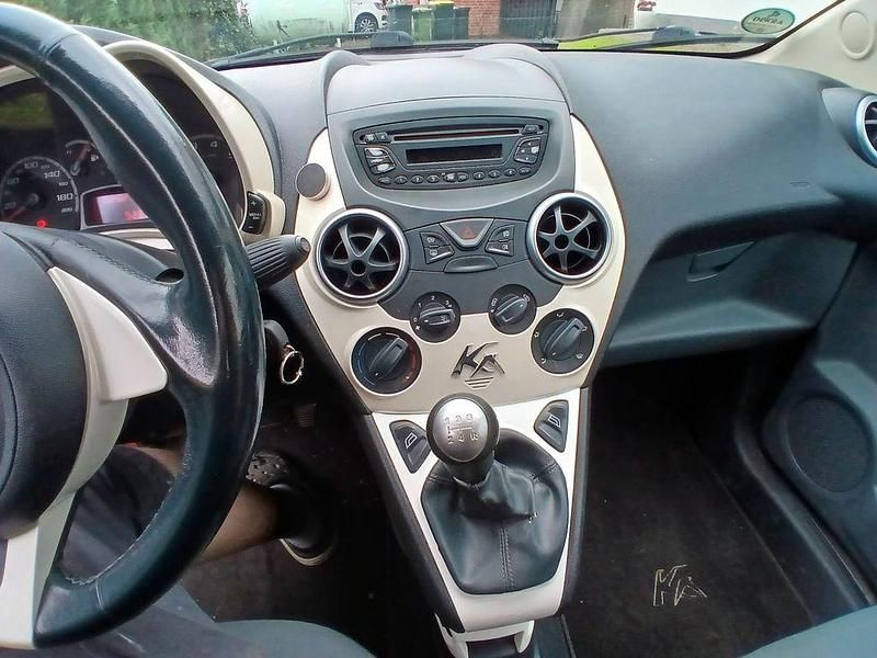 Weiß Gebraucht 2010 Ford Ka Kleinwagen | 2.500 € (Fairer Preis) - Bild 1/4