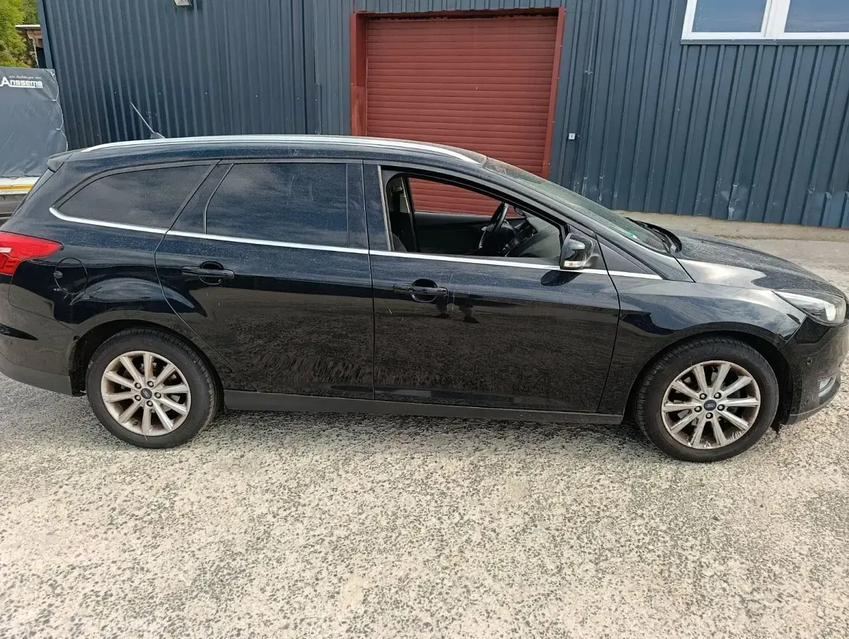Gebraucht Ford Focus Titanium 125 PS (91 kW) 2017 Schwarz Kombi