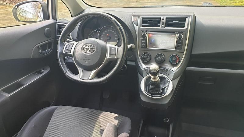 Gebraucht Toyota Verso-S 90 PS (66 kW) 2012 Silber Van / Kleinbus