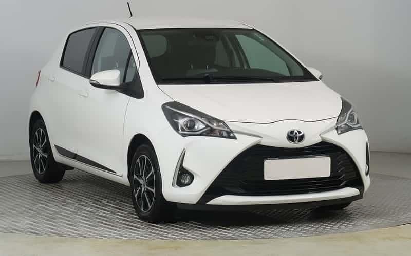 Weiß Gebraucht 2019 Toyota Yaris Comfort Limousine | 13.790 € (Fairer Preis) - Bild 1/4