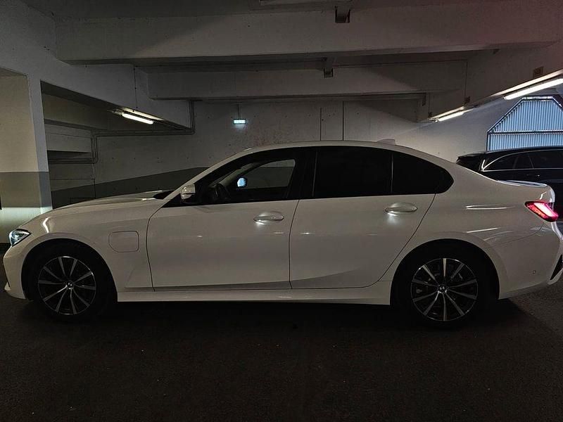 Gebraucht BMW 320e Advantage 204 PS (150 kW) 2021 Weiß Limousine