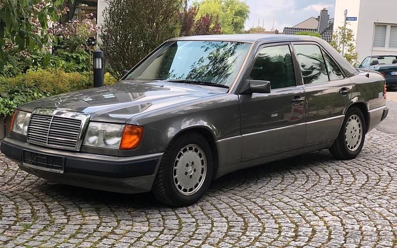 Grau Gebraucht 1989 Mercedes E230 Limousine | 7.000 € - Bild 1/4