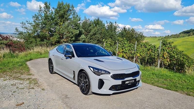 Grau Gebraucht 2022 Kia Stinger Limousine | 36.900 € (Guter Preis) - Bild 1/4