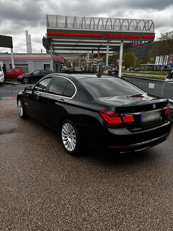 Gebraucht BMW 740 313 PS (230 kW) 2013 Schwarz Limousine