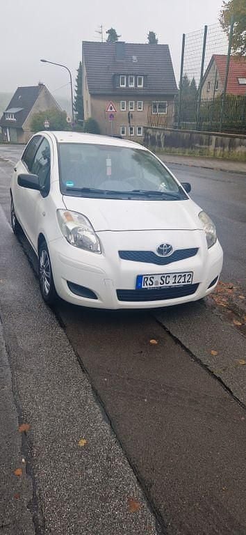 Weiß Gebraucht 2010 Toyota Yaris Executive Limousine | 4.000 € (Fairer Preis) - Bild 1/4