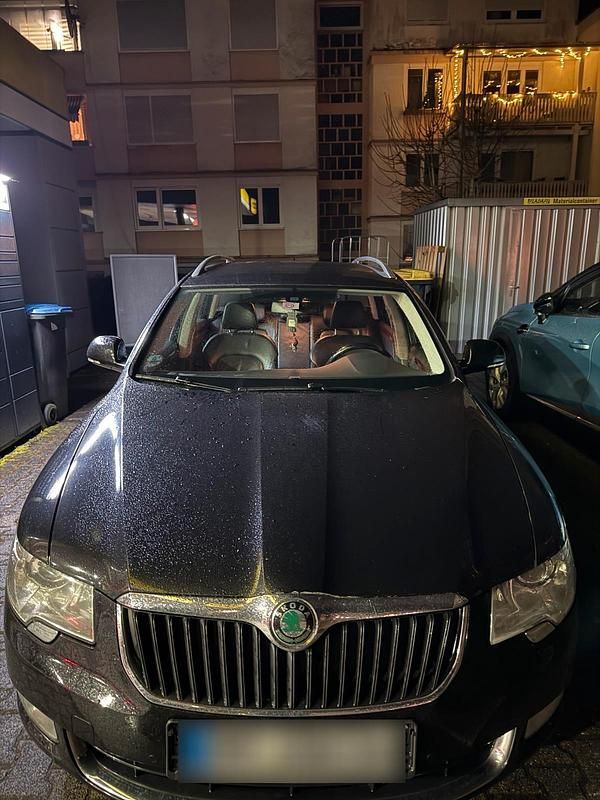 Gebraucht Skoda Superb Active 200 PS (147 kW) 2011 Schwarz Kombi