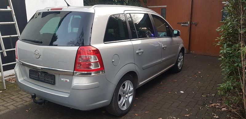 Gebraucht Opel Zafira Edition 140 PS (102 kW) 2010 Silber Van / Kleinbus