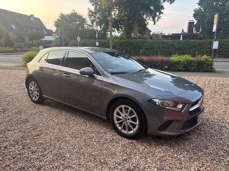 Grau Gebraucht 2018 Mercedes A180 Progressive Limousine | 17.950 € (Fairer Preis) - Bild 1/4