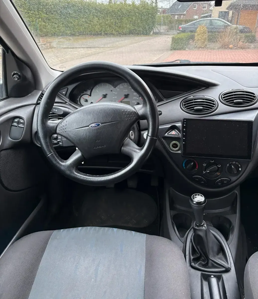 Używany Ford Focus 101 KM (74 kW) 2002 Srebrny Sedan/Limuzyna