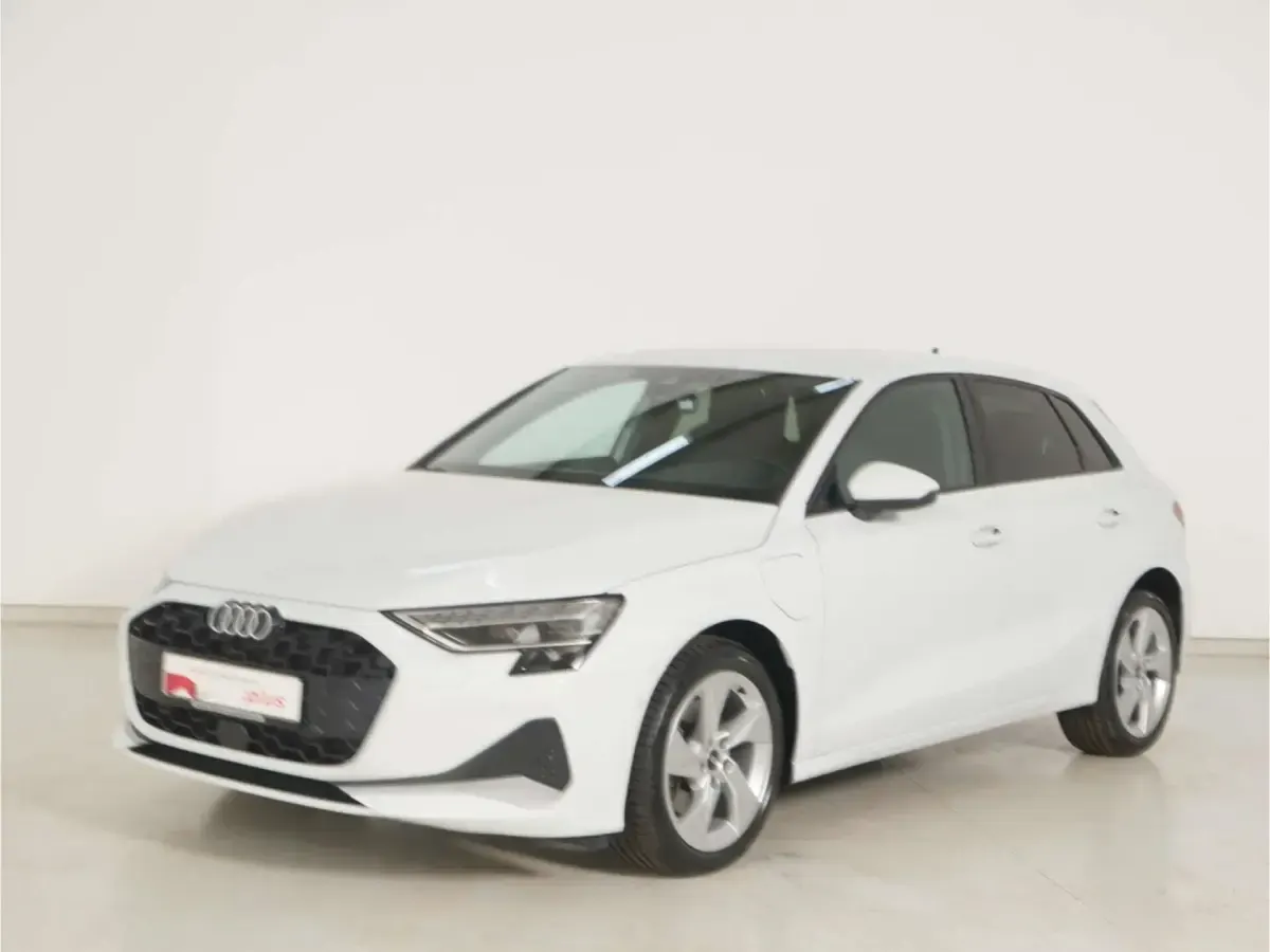 Gebraucht Audi A3 Sportback e-tron Advanced Plus 204 PS (150 kW) 2025 Gletscherweiß metallic Kleinwagen
