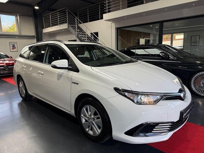 Gebraucht Toyota Auris Hybrid 99 PS (72 kW) 2017 Weiß Limousine