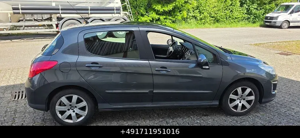 Gebraucht Peugeot 308 Active 120 PS (88 kW) 2012 Grau Limousine