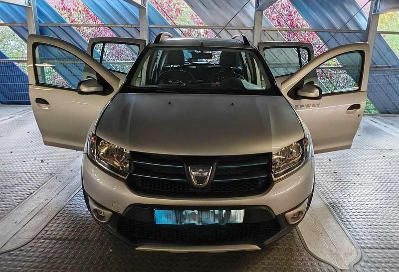 Silber Gebraucht 2015 Dacia Sandero Prestige Limousine | 5.700 € - Bild 1/4