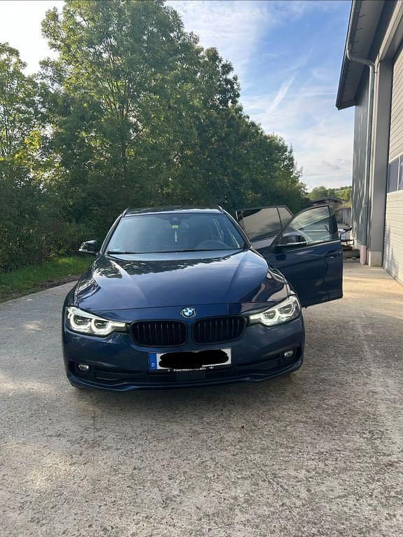 Blau Gebraucht 2018 BMW 320 Sport Line Kombi | 14.999 € (Guter Preis) - Bild 1/4