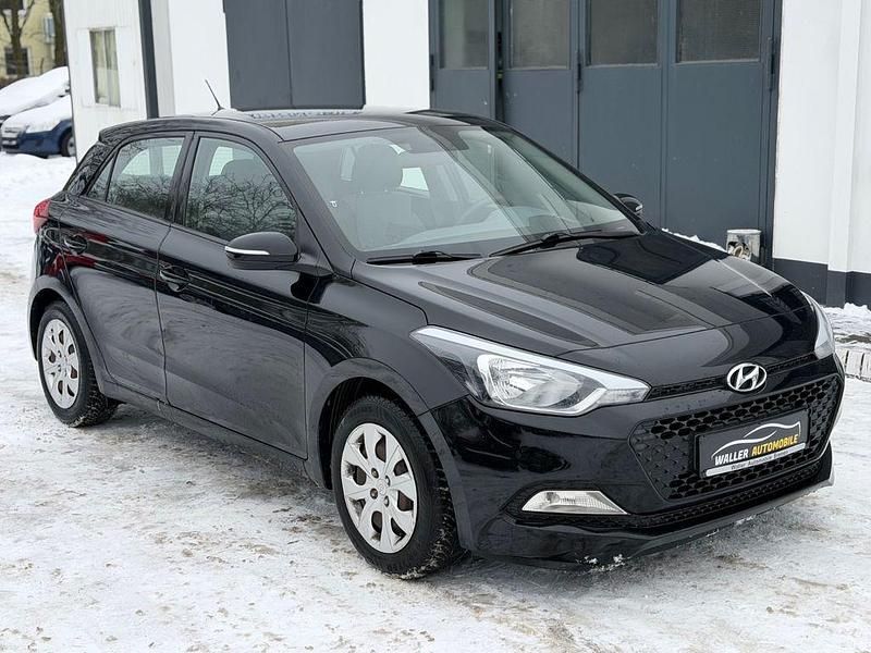 Gebraucht Hyundai i20 Classic 75 PS (55 kW) 2016 Schwarz Limousine