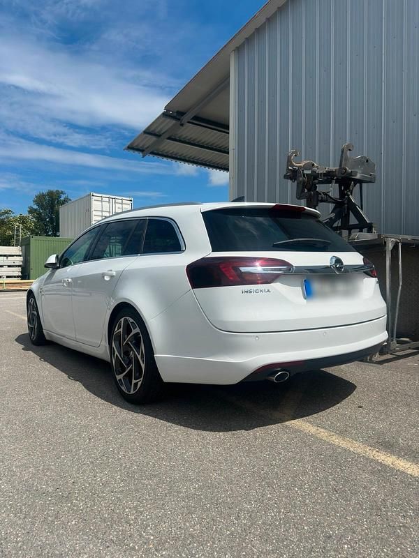 Weiß Gebraucht 2016 Opel Insignia Kombi | 10.500 € (Fairer Preis) - Bild 1/4