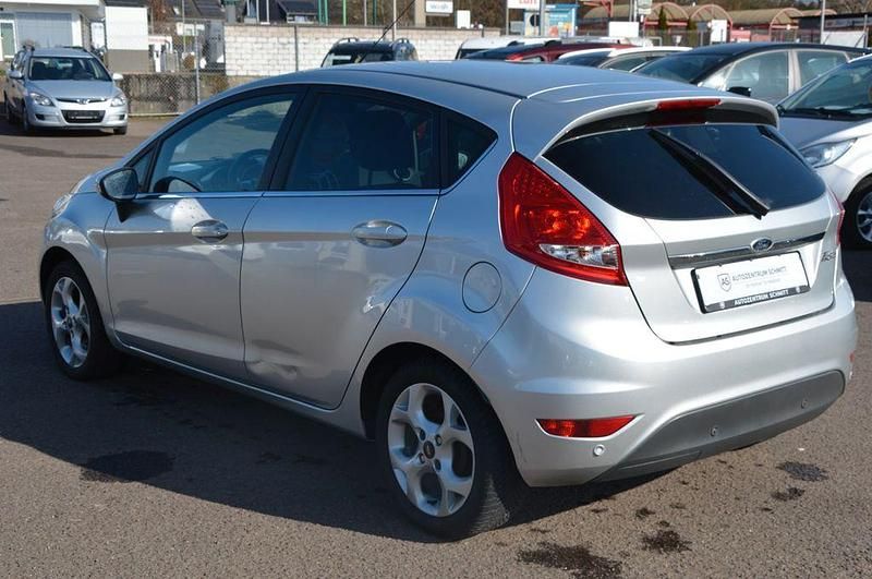 Gebraucht Ford Fiesta Titanium 82 PS (60 kW) 2010 Grau Kleinwagen