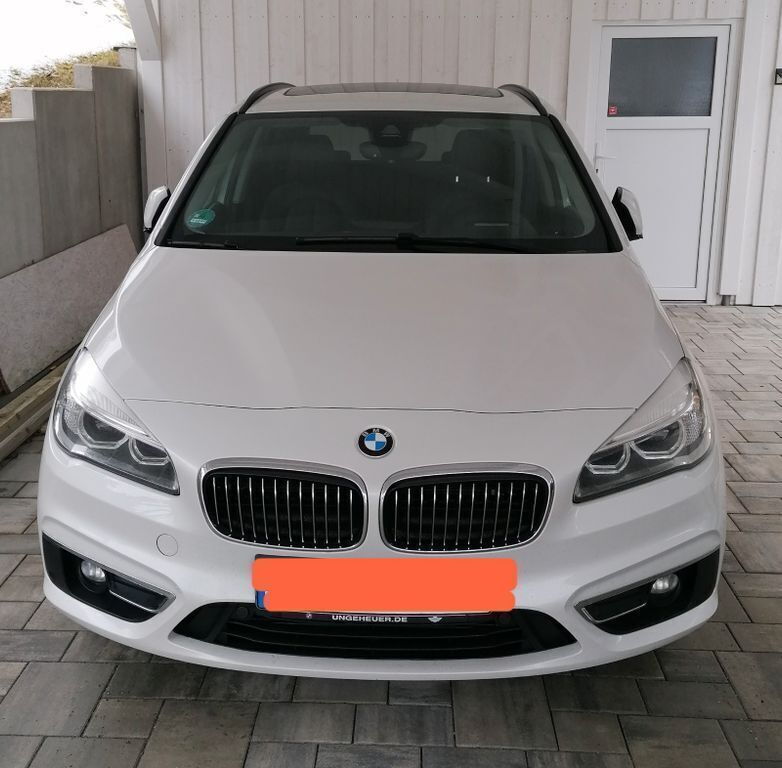 Weiß Gebraucht 2016 BMW 225 Active Tourer iPerformance Van / Kleinbus | 16.900 € (Fairer Preis) - Bild 1/4
