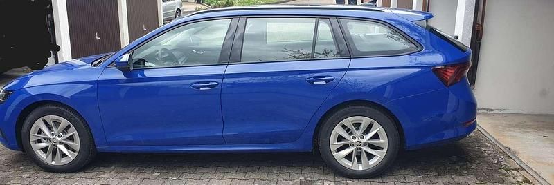 Blau Gebraucht 2024 Skoda Octavia Ambition Kombi | 29.995 € (Guter Preis) - Bild 1/4