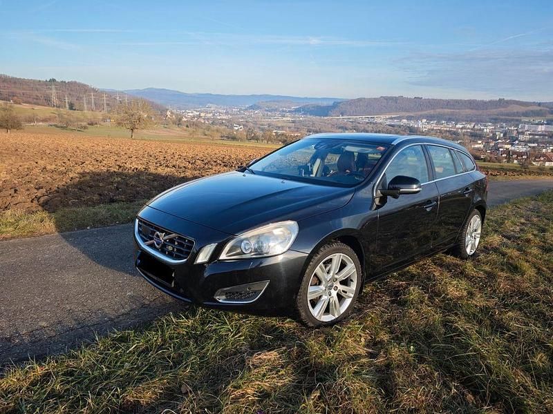 Schwarz Gebraucht 2012 Volvo V60 Summum Kombi | 8.850 € (Fairer Preis) - Bild 1/4