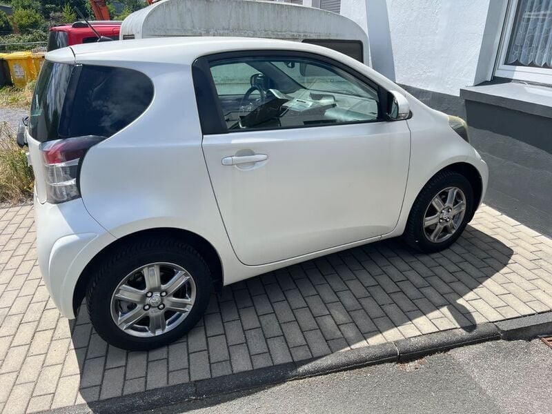 Weiß Gebraucht 2011 Toyota iQ Kleinwagen | 7.600 € (Fairer Preis) - Bild 1/4