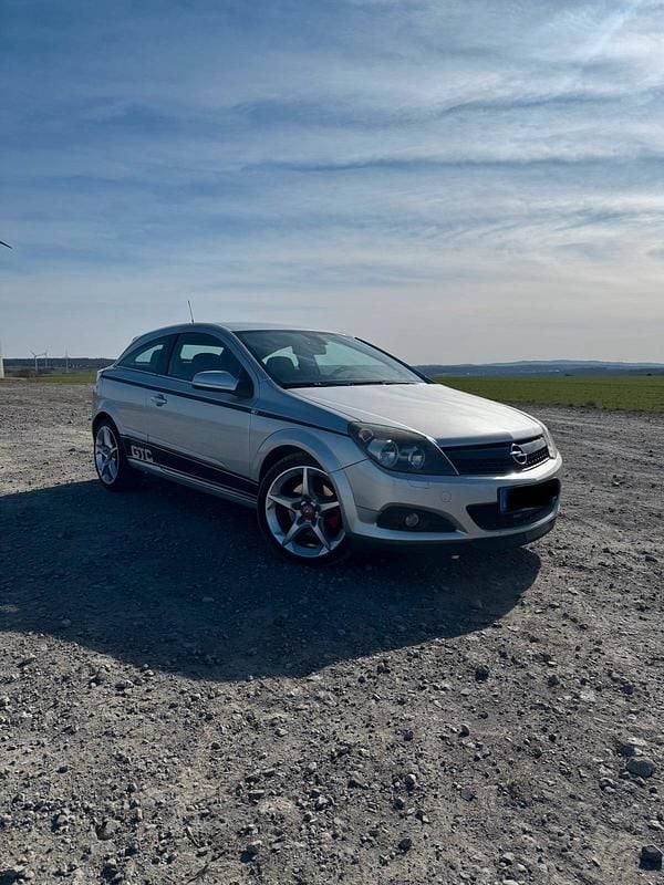 Silber Gebraucht 2005 Opel Astra GTC Sport Coupé | 3.200 € (Fairer Preis) - Bild 1/4