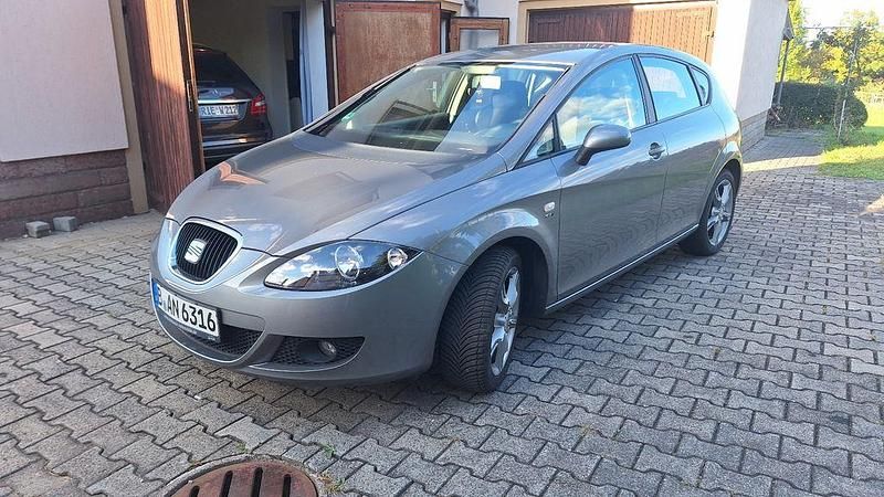Grau Gebraucht 2009 Seat Leon Comfort Limousine | 2.500 € (Superpreis) - Bild 1/4
