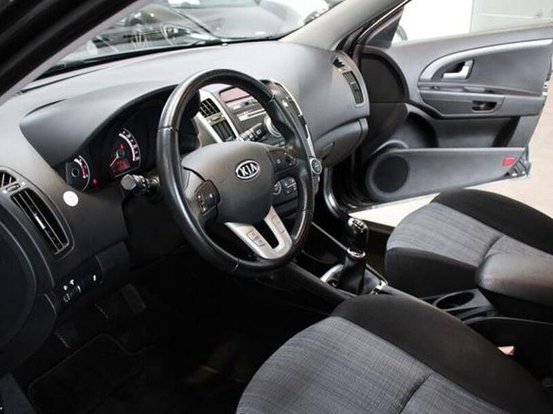 Gebraucht Kia Ceed Spirit 125 PS (91 kW) 2011 Schwarz Kleinwagen