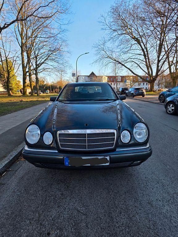 Gebraucht Mercedes E200 Elegance 136 PS (100 kW) 1997 Schwarz Limousine