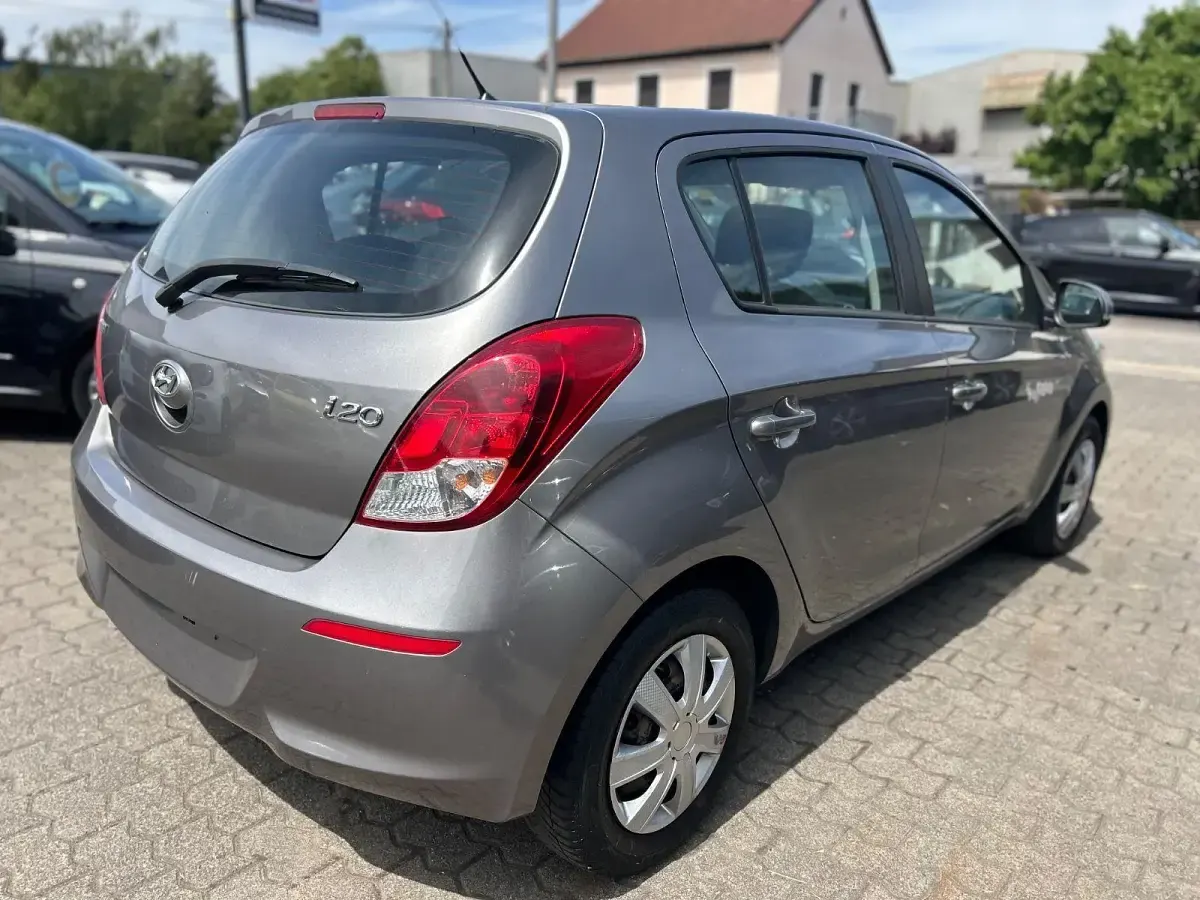 Gebraucht Hyundai i20 Classic 86 PS (63 kW) 2012 Grau Kleinwagen