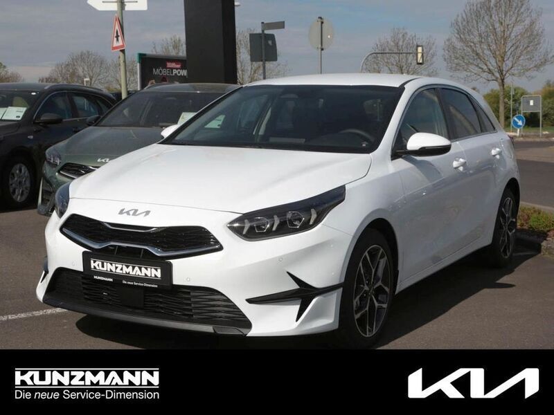 Carraraweiß Neu 2025 Kia Ceed Limousine | 26.979 € (Fairer Preis) - Bild 1/4