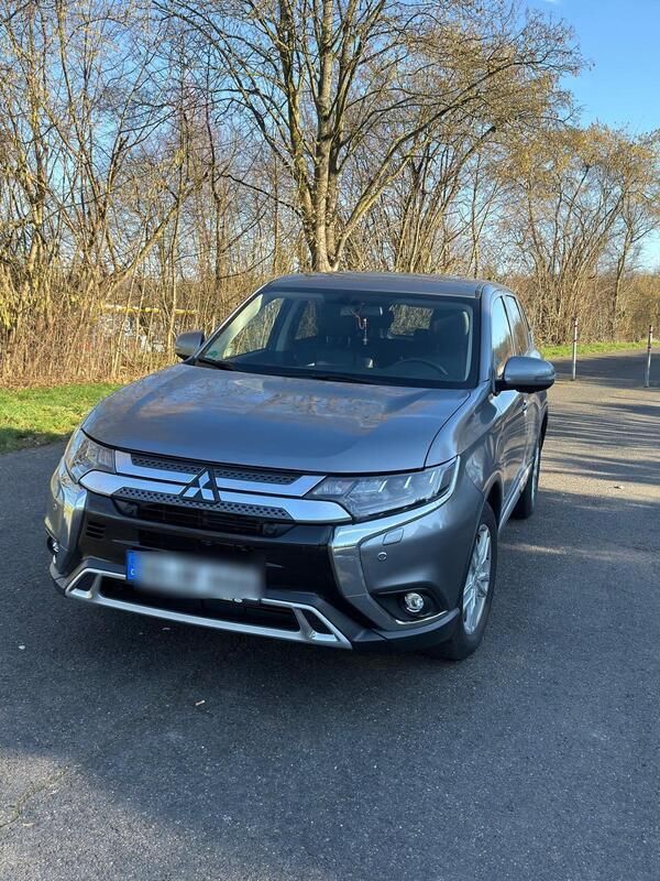 Grau Gebraucht 2020 Mitsubishi Outlander Diamant Edition SUV | 22.000 € (Fairer Preis) - Bild 1/4