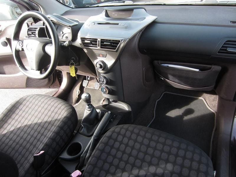 Gebraucht Toyota iQ 68 PS (50 kW) 2009 Deep amethyst (metallic) Kleinwagen