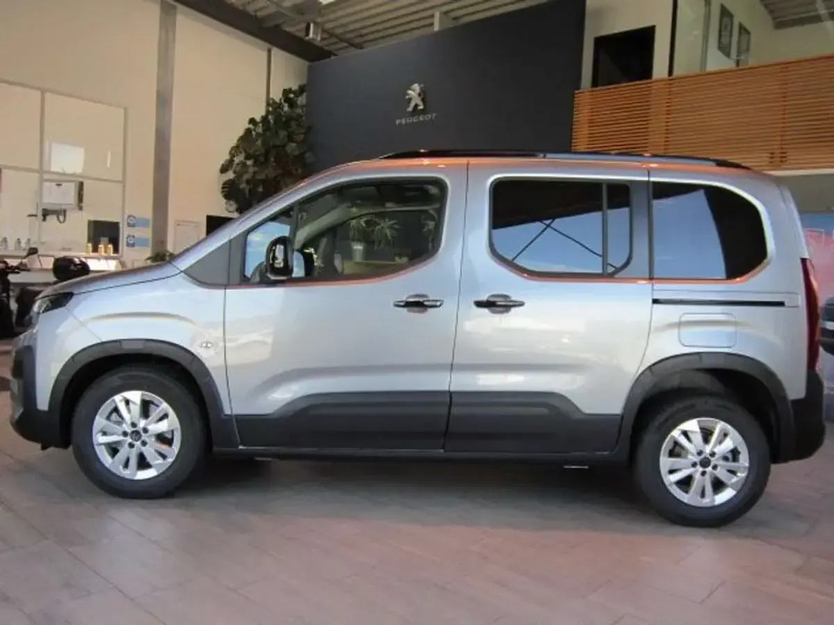 Neu Peugeot Rifter Allure 131 PS (96 kW) 2026 Silber Van / Kleinbus
