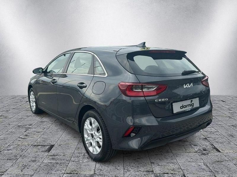 Neu Kia Ceed Vision 140 PS (102 kW) 2025 Penta metal met. Kleinwagen